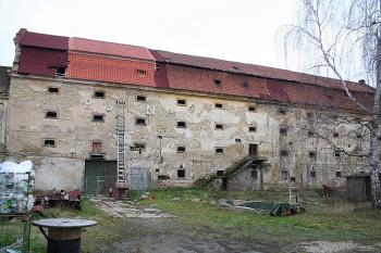 Sýpka z prvního nádvoří (od severozápadu) (© Ivan Grisa, 12/2008)