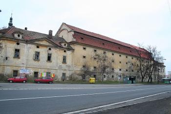 Sýpka ze silnice (od jihovýchodu) (© Ivan Grisa, 12/2008)