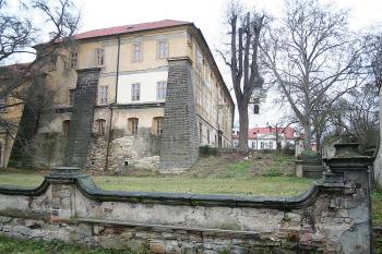 Jihovýchodní nároží prelatury od mlýnského náhonu (© Ivan Grisa, 12/2008)