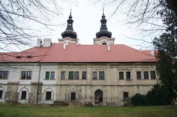 Západní průčelí konventu (© Ivan Grisa, 12/2008)