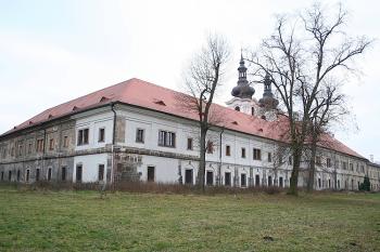 Zahradní průčelí konventu od severozápadu (© Ivan Grisa, 12/2008)