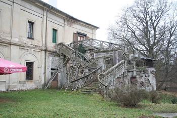 Polozřícené schodiště u jihozápadního rohu konventu, (© Ivan Grisa, 12/2008)