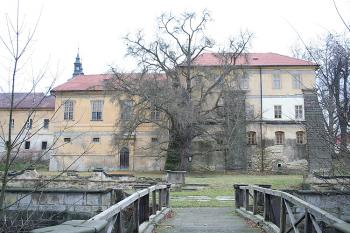 Jižní průčelí prelatury z mostu přes mlýnský náhon (© Ivan Grisa, 12/2008)