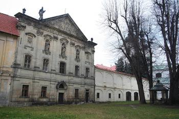 Východní křídlo konventu a dělící zeď mezi II. a III. nádvořím (© Ivan Grisa, 12/2008)