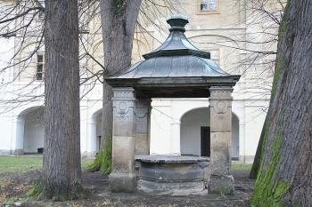 Studna na II. nádvoří (© Ivan Grisa, 12/2008)