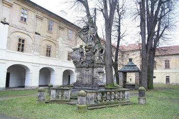 II. nádvoří s mariánskou statuí a studnou (© Ivan Grisa, 12/2008)