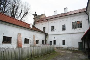Východní křídlo konventu ze III. nádvoří (© Ivan Grisa, 12/2008)