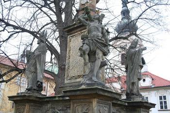 Svatý Šebastián u mariánského sloupu na I. nádvoří (© Ivan Grisa, 12/2008)