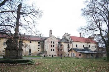 Pivovar z I. nádvoří (od západu), vlevo mariánský sloup (© Ivan Grisa, 12/2008)