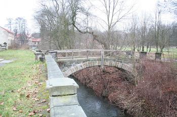 Kamenný most přes mlýnský náhon (© Ivan Grisa, 12/2008)
