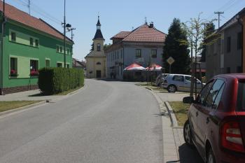 Možná  právě někde zde stávala tvrz. (© Luděk Vláčil 08/2015)