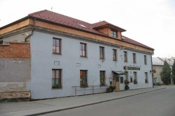 obecní hostinec jako nejpravděpodobnější  nástupce grygovského zámku /tvrze?/ (© D Dohňanský, 12/2016)