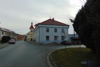 Hostinec jako možný nástupce zámku od severu (© Dušan Dohňanský 12/2020)