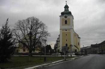 potencionálních,nepotvrzených míst senické tvrze jsou desítky,třeba oblast kostela (© D Dohňanský, 01/2016)