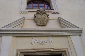 Barokní portál s erbem zakladatele (© Ivo Rozehnal 08/2006)