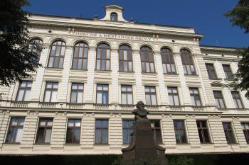Hlavní průčelí školy s bustou J. A. Komenského z Kozelkovy ulice (© Pavel  Vlach, 08/2015)