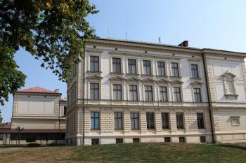 Pohled na školu z bývalého hřbitova od kostela Nejsvětější Trojice (© Pavel  Vlach, 08/2015)