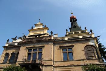 Detail fasády hlavního průčelí Kozelkovy vily z Komenského ulice (© Pavel  Vlach, 08/2015)