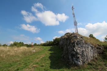 vysílač v těsné blízkost hradu , nad otesanou skálou předhradí. ( © Luděk Vláčil 08/2015)