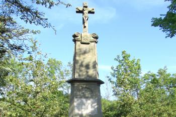 Památník zasnoubení císaře Františka Josefa I. s Alžbětou Bavorskou stojící v Nelahozevsi. (© Pavel Vítek  09/2024)
