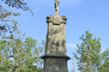 Památník zasnoubení císaře Františka Josefa I. s Alžbětou Bavorskou stojící v Nelahozevsi. (© Pavel Vítek  09/2024)