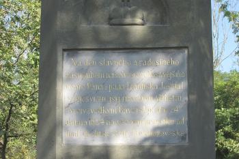 Památník zasnoubení císaře Františka Josefa I. s Alžbětou Bavorskou stojící v Nelahozevsi. (© Pavel Vítek  09/2024)