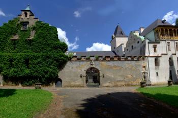 jižní (vstupní) průčelí ( © Pavel Zany Komárek 17. 6. 2009)