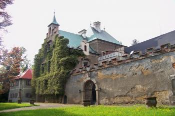 Přední čelo zámku (© Jan Šebek, 05/2010)
