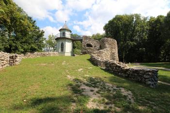 Grotta v zámeckém parku. ( © Luděk Vláčil 08/2015)