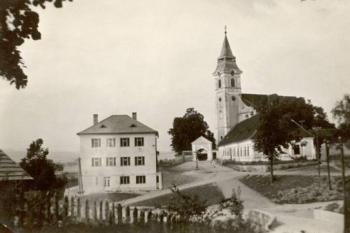 kostel se starou budovou fary (zdroj: http://www.dubnica.sk)