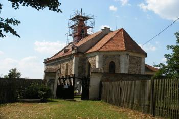 Kostel Chomle (© Jiří Špaček, 08/2015)