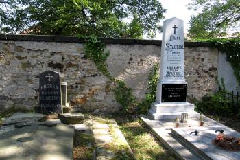 Hroby u hřbitovní zdi směrem k Martinovské ulici (© Pavel  Vlach, 08/2015)