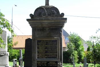 Hrobka rodiny brandýského starosty Karla Fettera (© Pavel  Vlach, 08/2015)