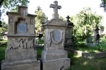 Empírové hrobky důstojníků v nejstarší části hřbitova (© Pavel  Vlach, 08/2015)