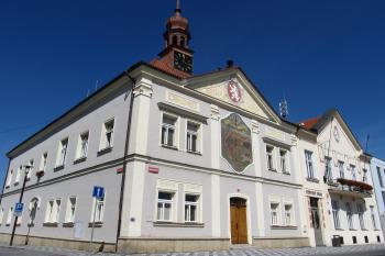 Radnice od jihu z Masarykova náměstí (© Pavel  Vlach, 08/2015)