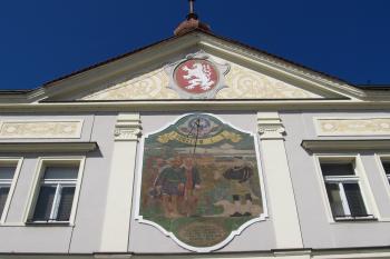 Freska zobrazující císaře Rudolfa II. udělujícího městská práva (© Pavel  Vlach, 08/2015)