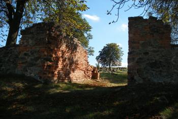 Židovský hřbitov Rousínov-vstupní márnice (© Jiří Špaček, 09/2015)