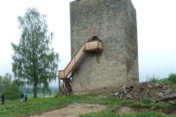 tvrz od jihozápadu (© Jan Ptáček 05/2012)