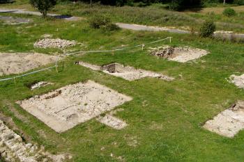 Archeologické sondy v okolí tvrze (© Lukáš Pechánek, 08/2012)