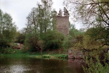 Pohled na tvrz přes rybník Hláska (© Jiří Cukr, 04/2000)