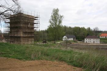 Tvrz a rybník během rekonstrukce v květnu 2010 ( © Ivan Grisa 05/2010)