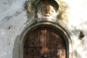 Vstup do kostela v Mlečicích (© Jiří Špaček, 08/2015)