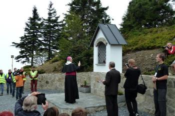 požehnání kapličce biskupem F. V. Lobkowiczem  ( © Jan P. Štěpánek 09/2015)