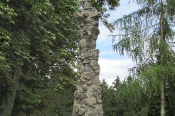 Sloup Nejsvětější Trojice u zdi zámku Nový Berštejn u Dubé ( © Pavel Vítek 07/2015)