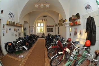 Expozice historických motocyklů (©Daniel Korol , 10/2013)