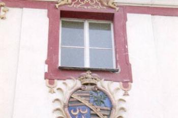 Erb nad vchodem do zámku (© 2002 Jiří Čížek)