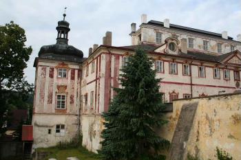 Východní část zámku od hlavního vjezdu (© Ivan Grisa, 06/2008)