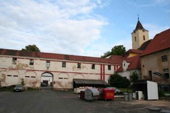 Křídlo mezi oběma dvory se spojovací chodbou do kostela v patře (© Ivan Grisa, 06/2008)