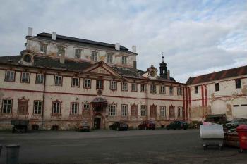 Hlavní zámecká budova a křídlo s chodbou do kostela z nádvoří (© Ivan Grisa, 06/2008)