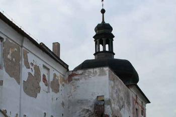 Západní část zámku z hospodářského dvora (© Ivan Grisa, 06/2008)